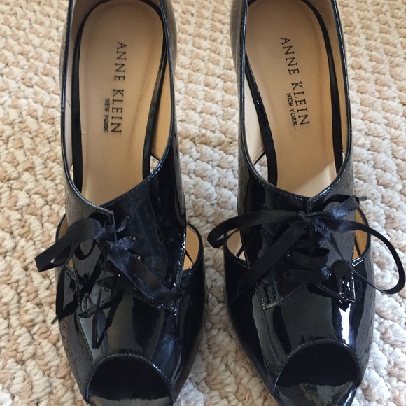 ANNE KLEIN Patent Lace-Up Peep Toe Pumps - Picture 3 of 8